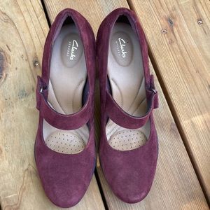 Clark’s artisan high heels -size 8 in merlot suede.